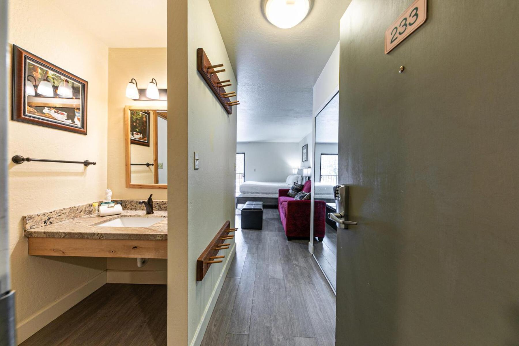 Charming Queen Studio Deluxe W/Balcony #233 At Donner Lake Village Truckee Eksteriør billede